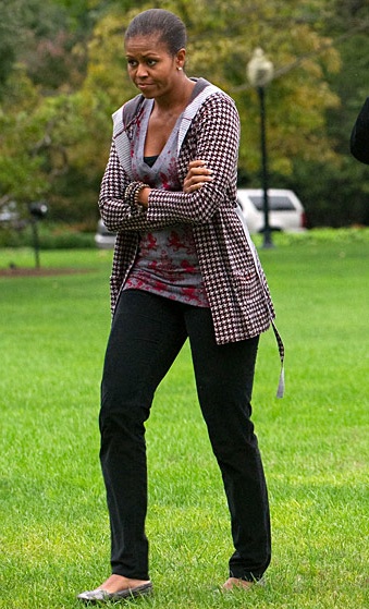 Even when dressing casually, Michelle Obama still keeps her fondness of colors and prints style.