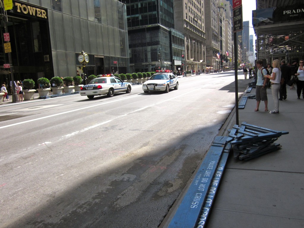 The police close down Fifth Avenue to have a little chat