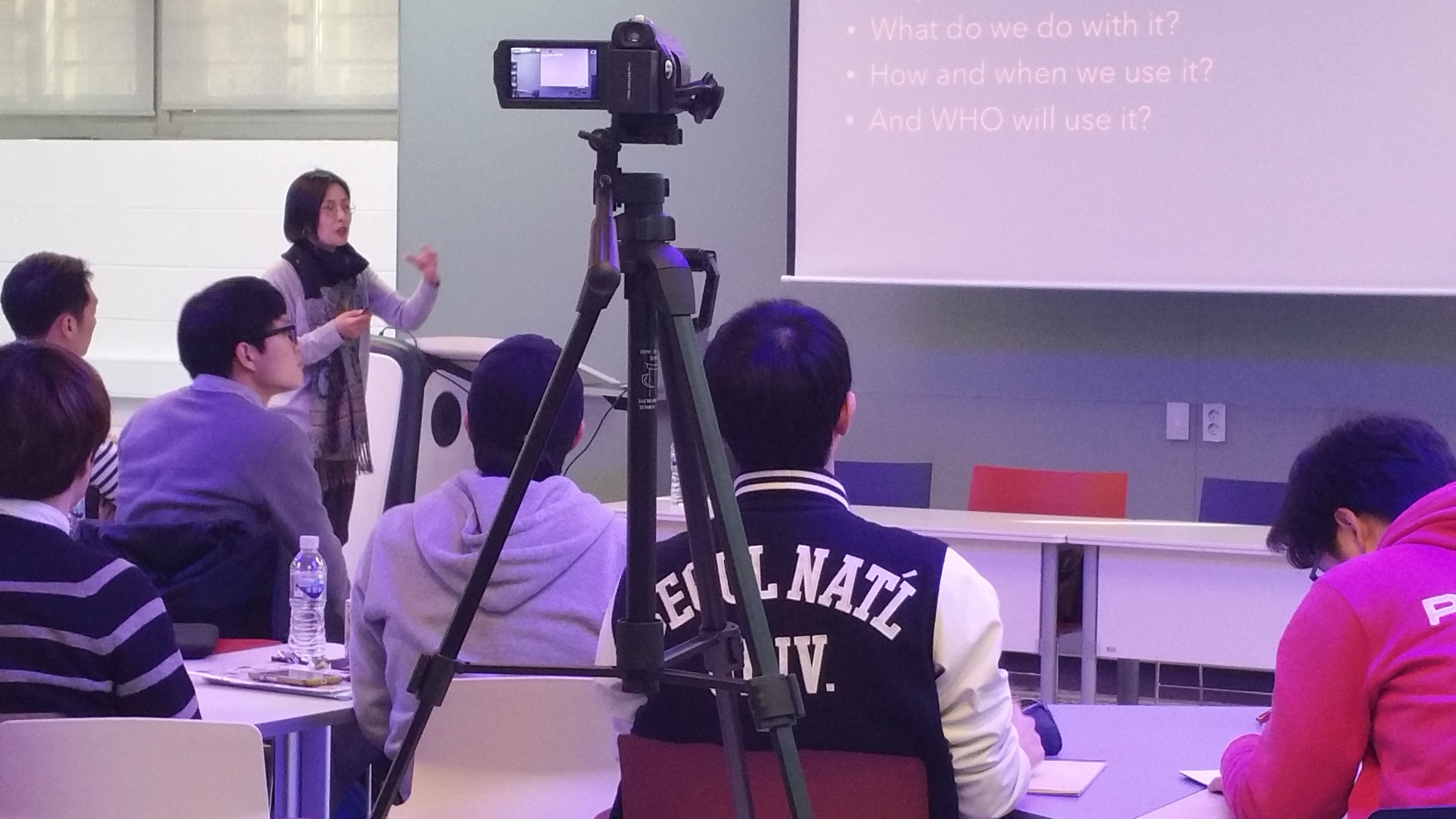 Oh lecturing at Seoul National University. Image: courtesy of Jinah Oh