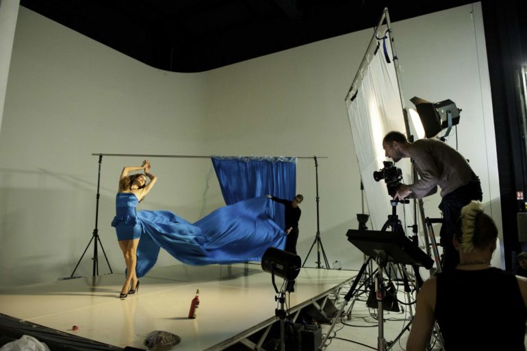 Photoshoot behind the scenes Milla Jovovich